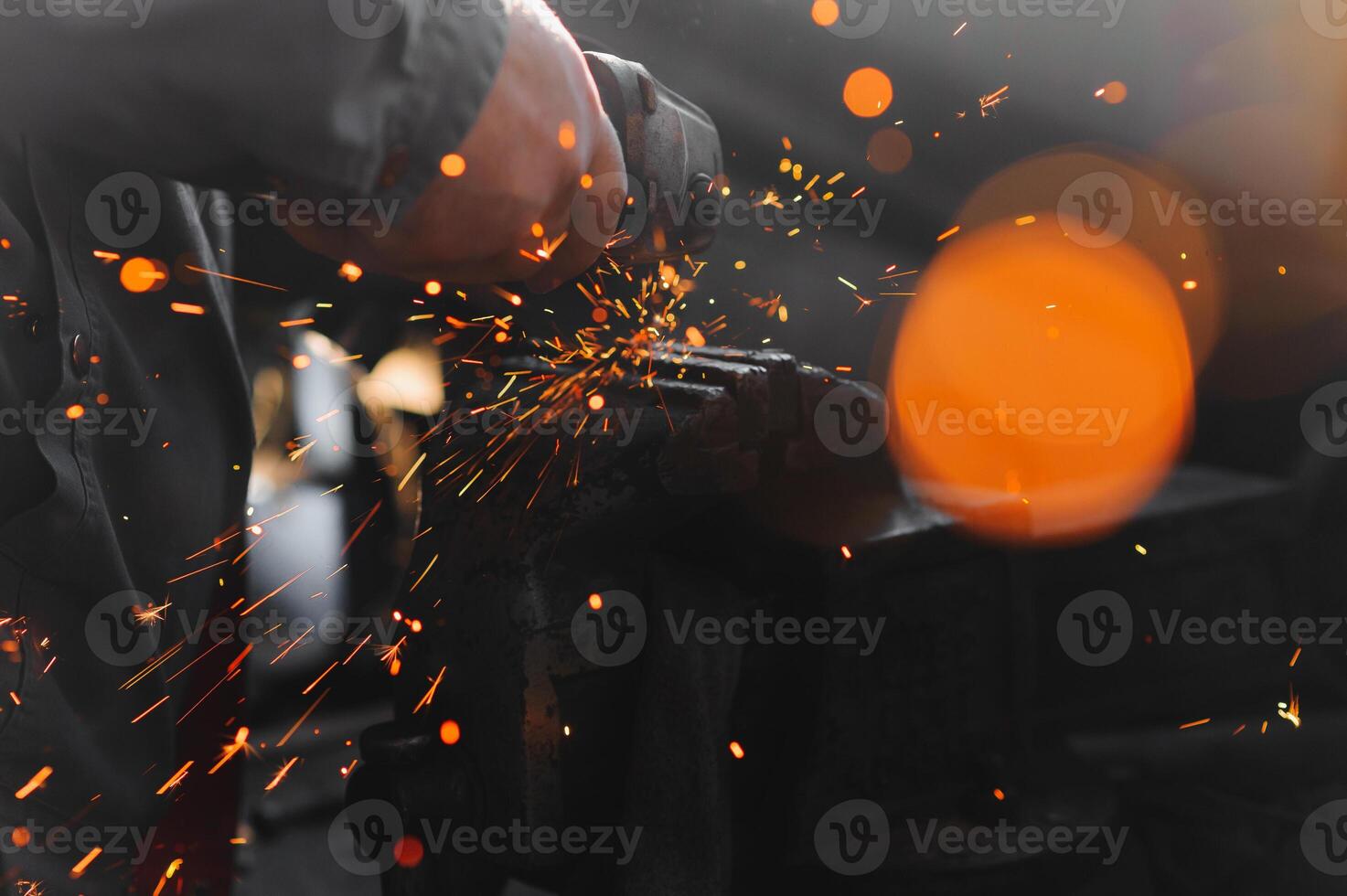 sciage métal. des étincelles friture plus de le travail table pendant métal broyage photo