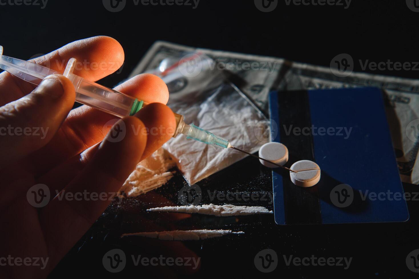 achat, possession et vente de drogues est punissable par loi. beaucoup les types de narcotiques et drogues représentée sur table photo