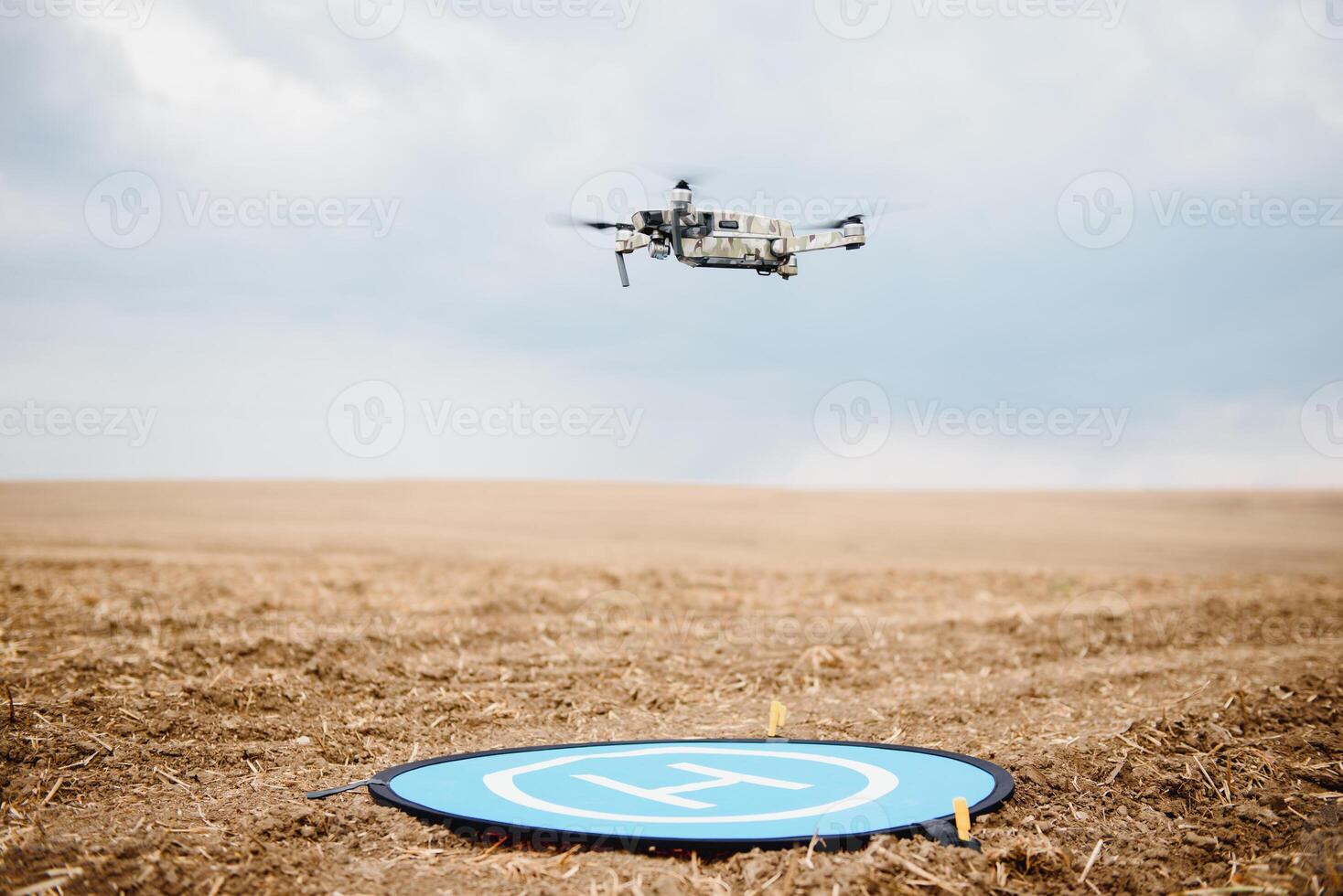 drone en volant pendant le journée dans champ. le utilisation de drones dans le agricole affaires photo