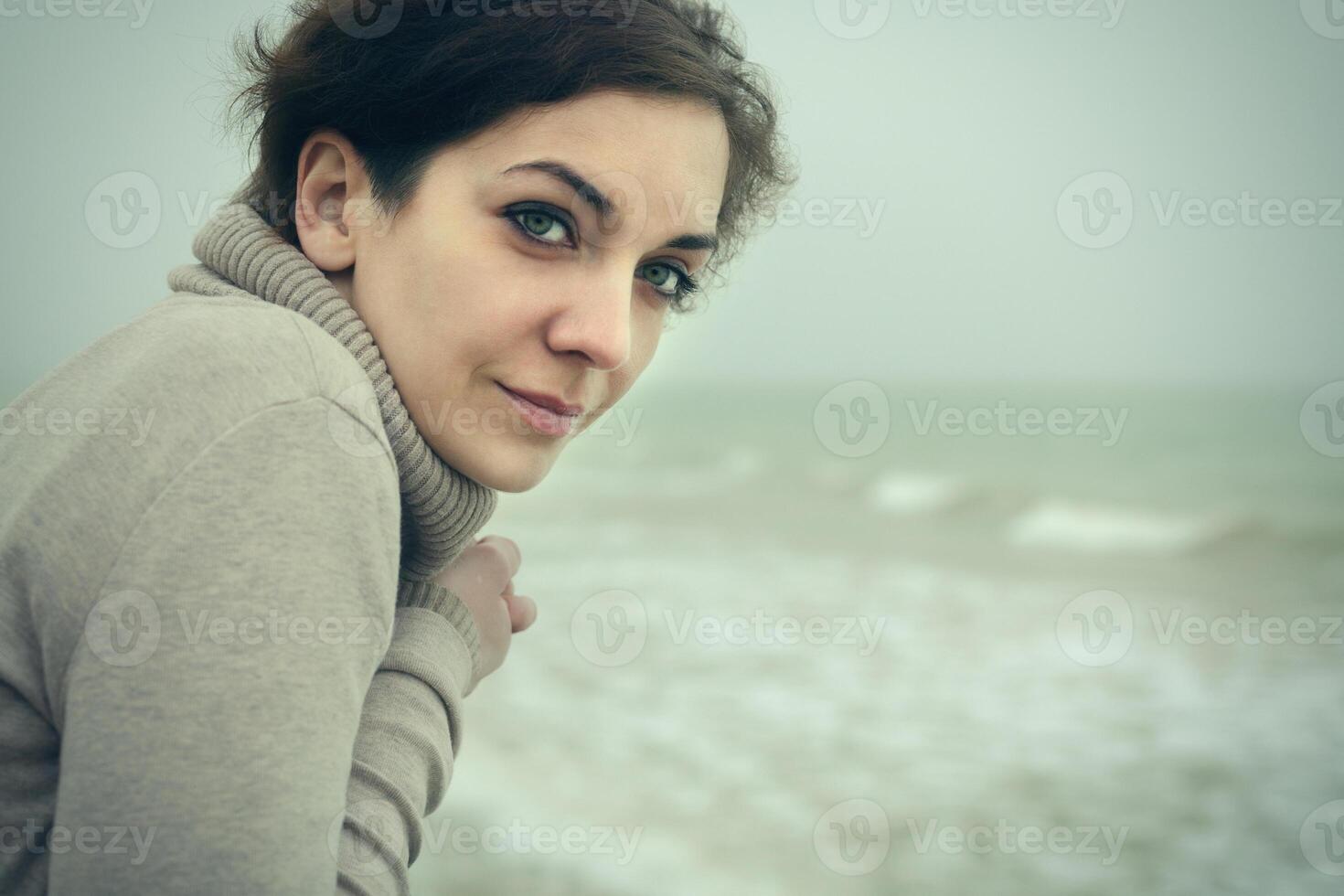 portrait de une magnifique femme à le mer photo