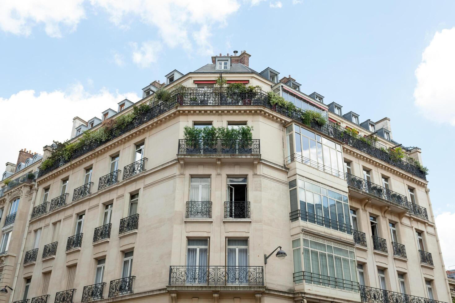 Paris, France 02 juin 2018 Maisons a émergé dans le vert de végétaux, des arbres, et fleurs. photo