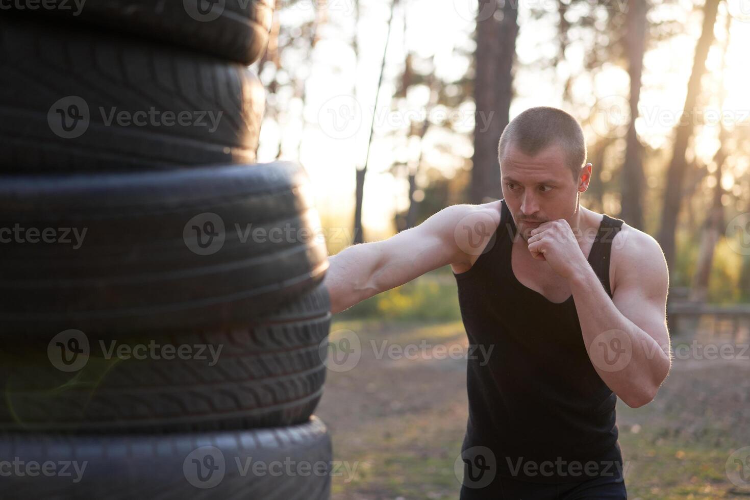 homme combattant formation boxe Extérieur aptitude faire des exercices photo