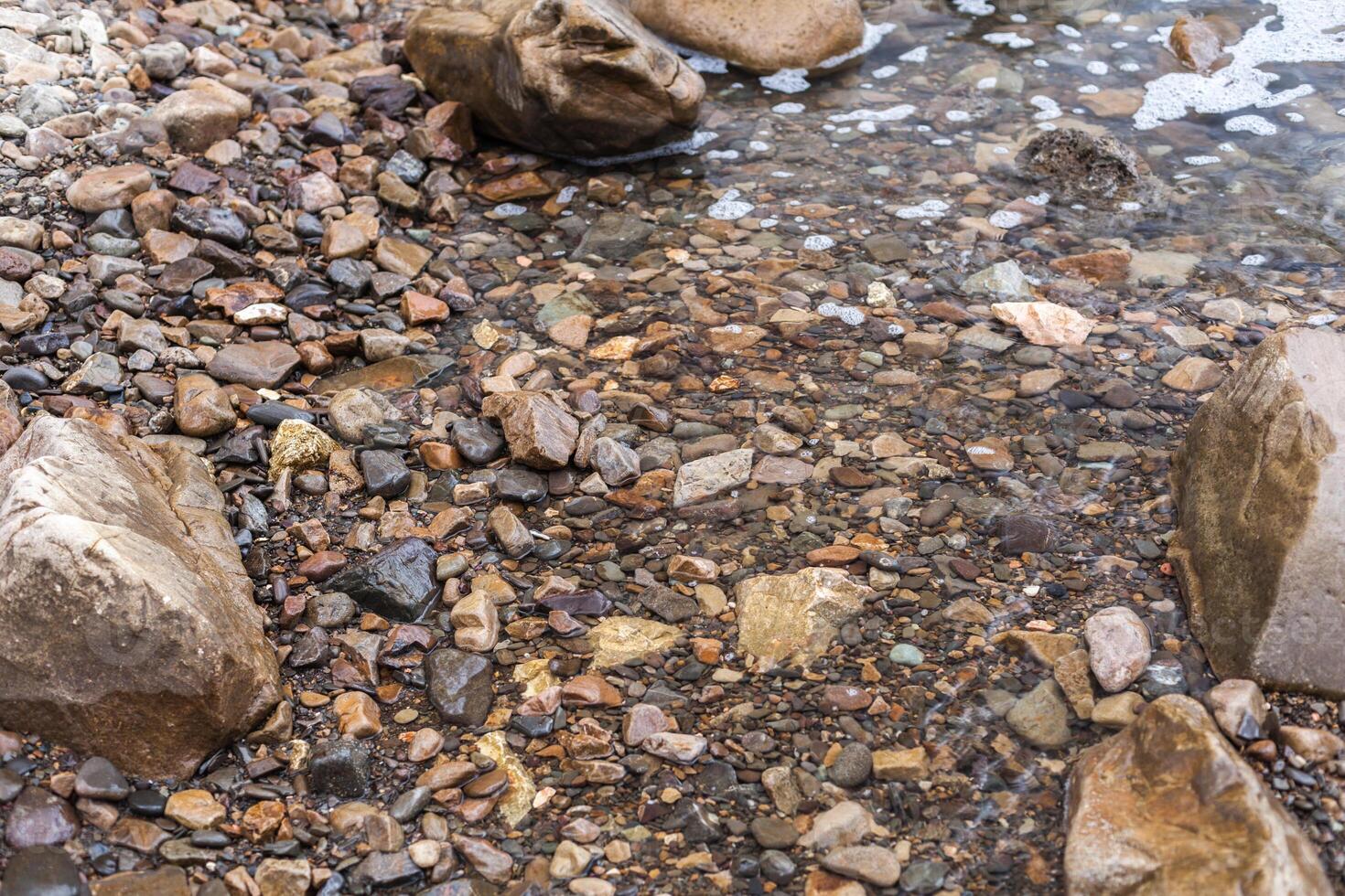 texture de tranchant mer des pierres de différent tailles photo