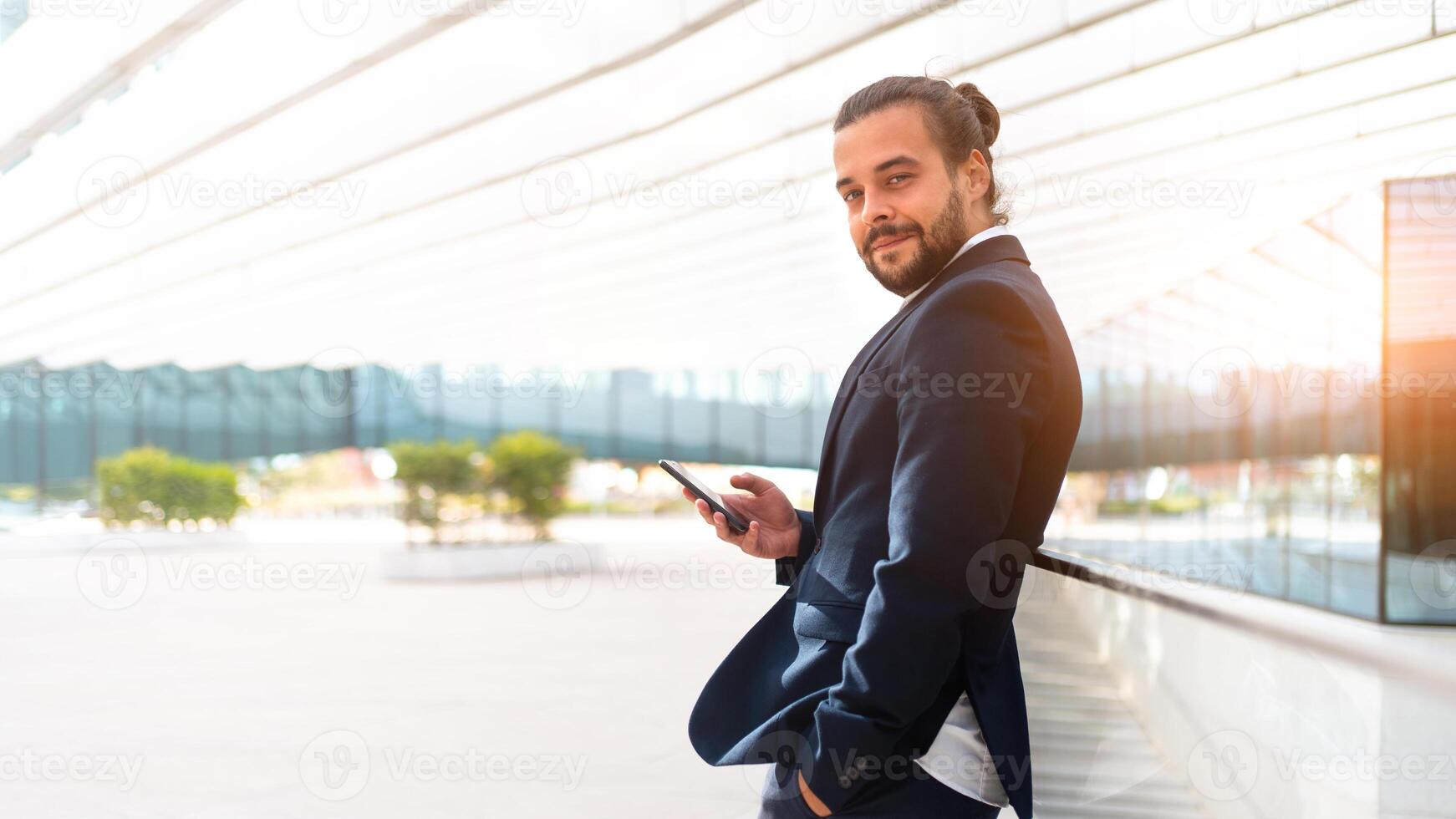 homme d'affaire permanent Extérieur utilisation téléphone intelligent photo