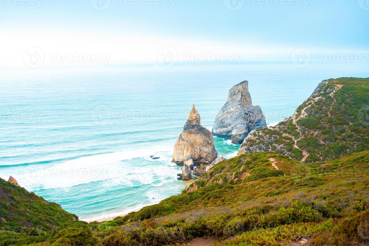 Praia da Ursa plage dans été journée lumière photo