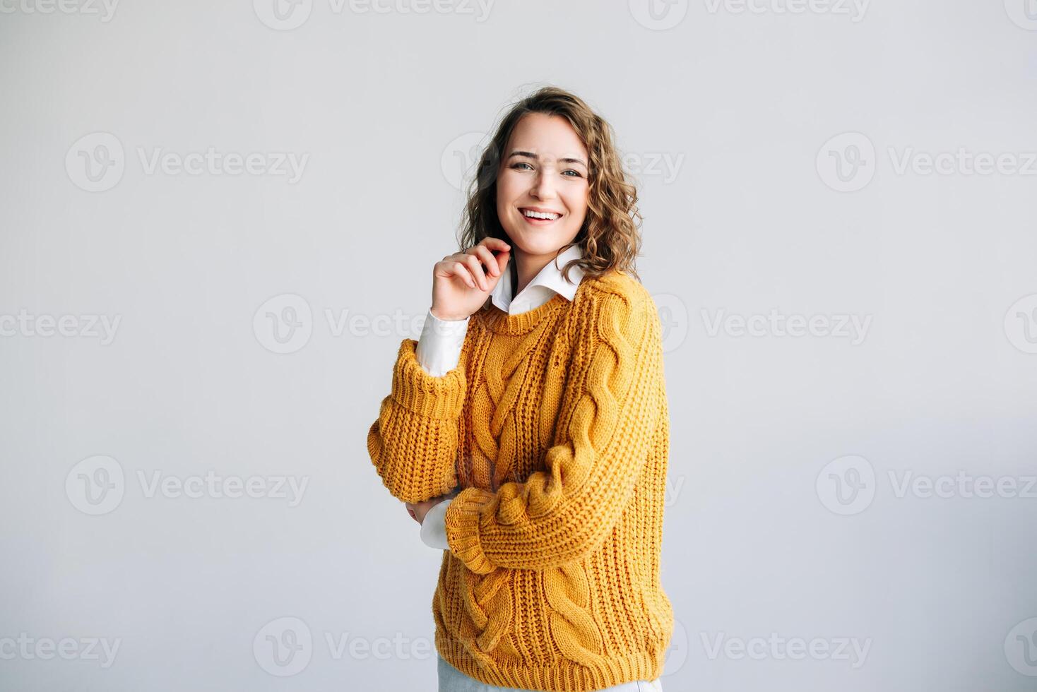 joyeux Jeune femme. souriant, beau, et charmant modèle. positif, joyeux, et jolie - aux cheveux bouclés étudiant des rires, regards à caméra. isolé portrait sur blanc Contexte. expressif photo