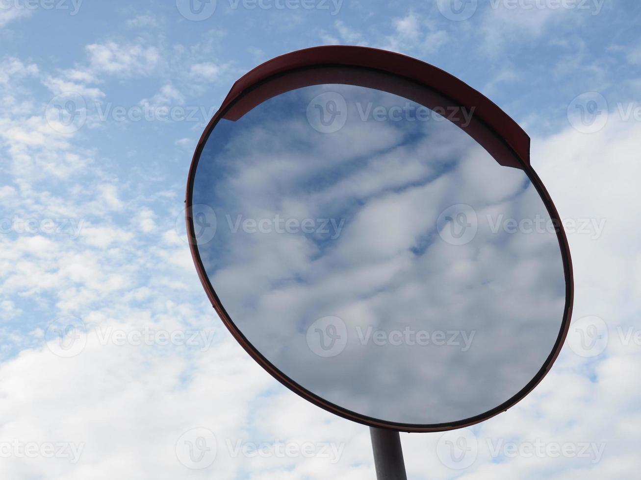 ciel bleu avec des nuages reflétés dans le miroir photo