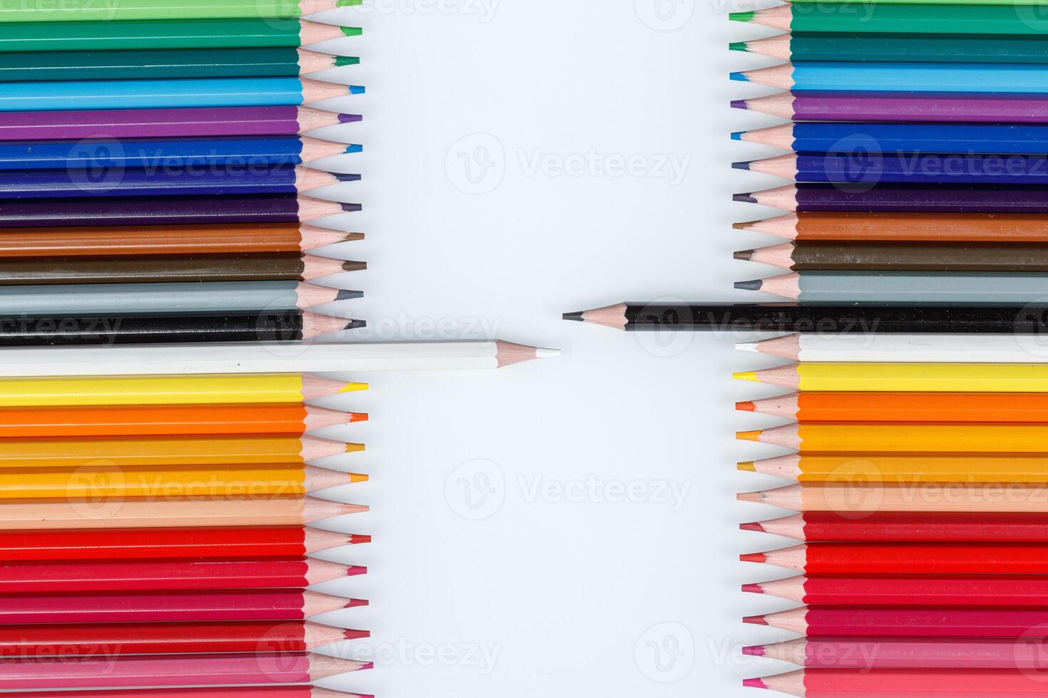 multicolore des crayons dans une rangée photo