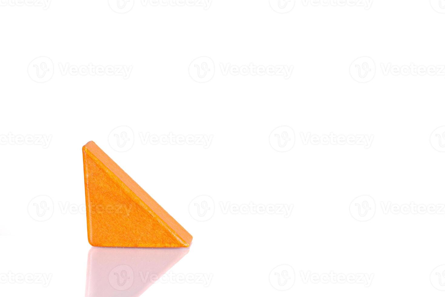 en bois Triangle Orange couleurs sur une blanc Contexte photo