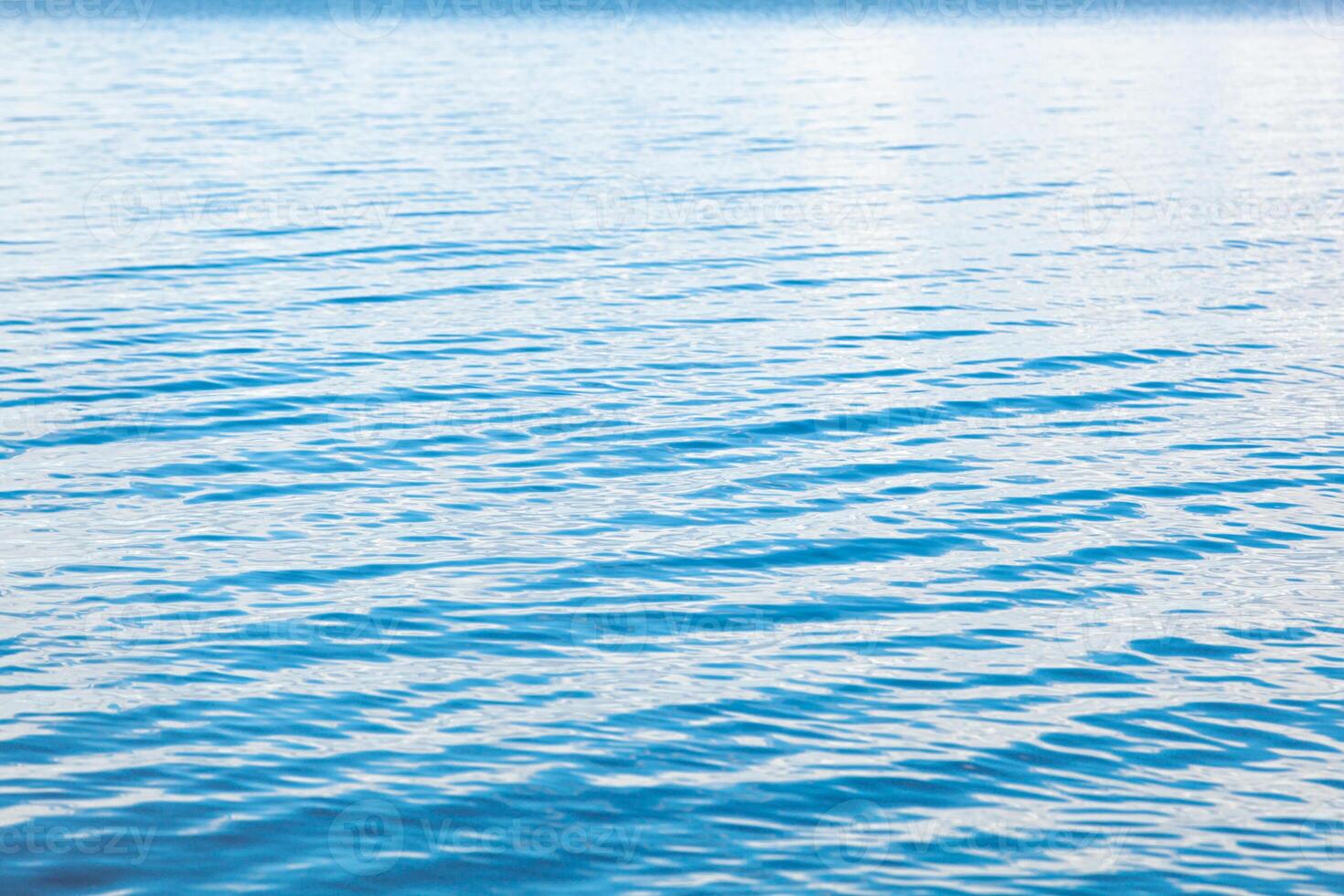 magnifique mer paysage avec vagues de bleu Couleur photo