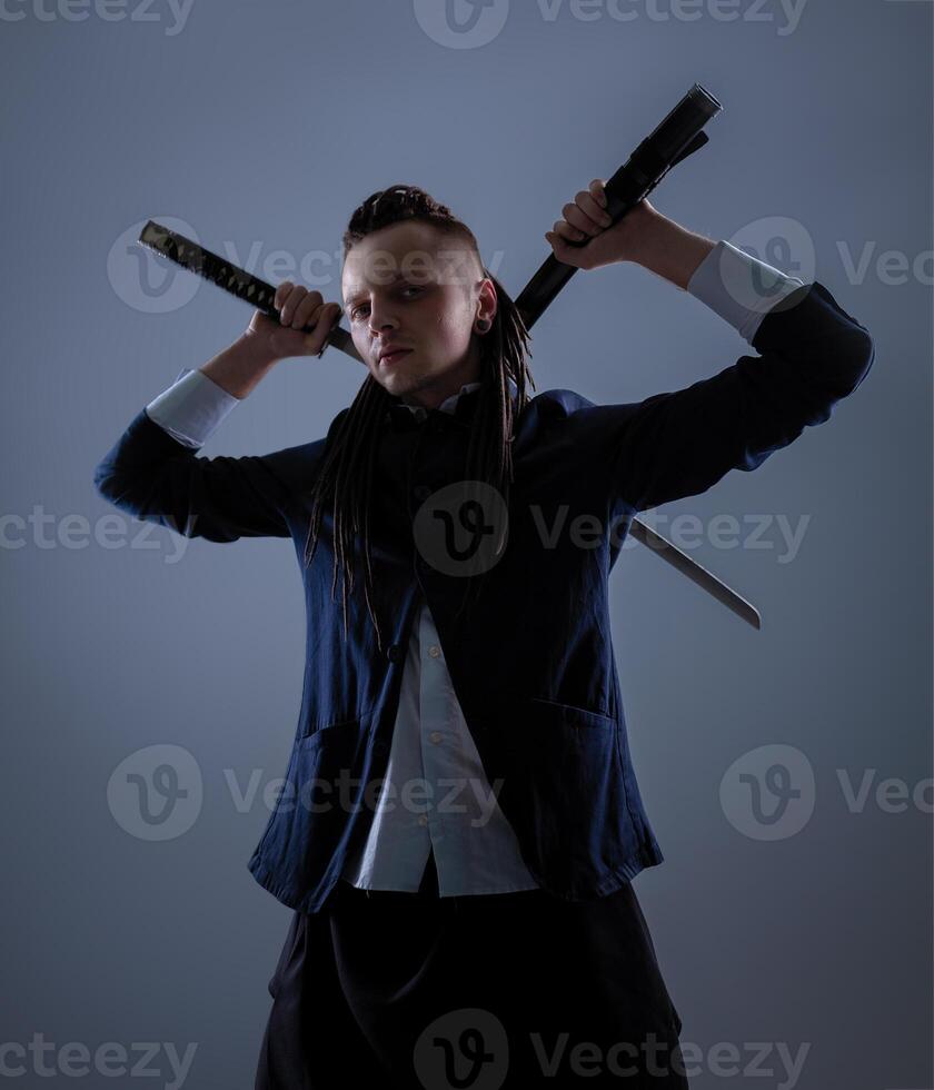 Jeune homme en portant une samouraï épée. charme photo. photo