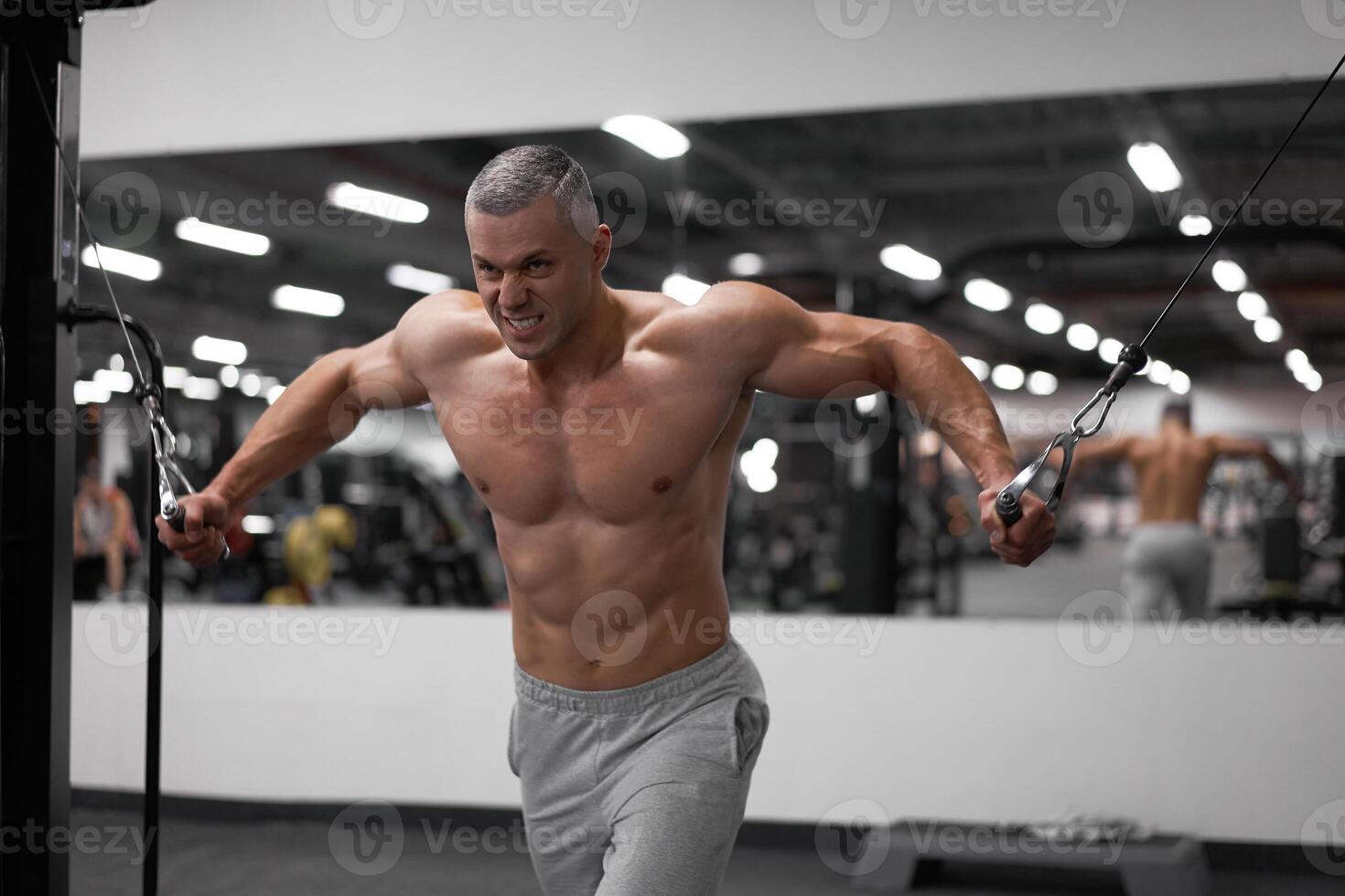 musclé athlétique bodybuilder permanent formation poitrine et épaules muscles sur aptitude équipement photo