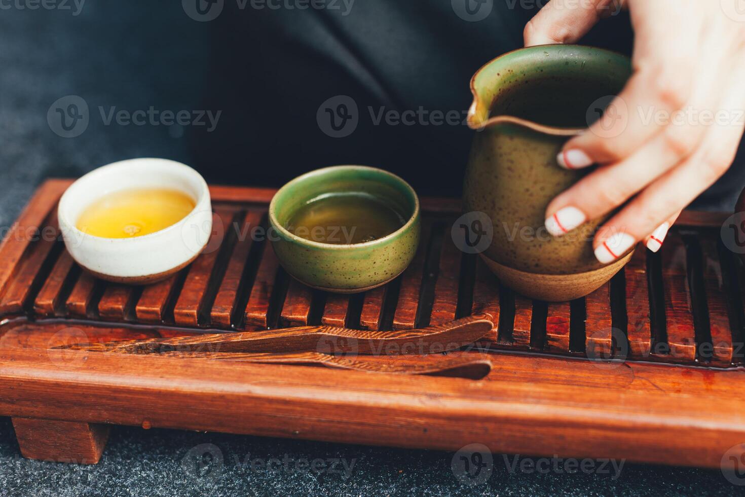 traditionnel thé la cérémonie proche en haut avec femme main photo
