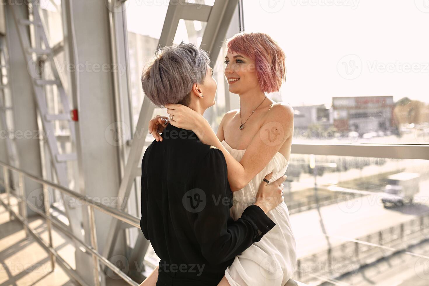 magnifique lesbienne couple étreindre. l'amour et passion entre le deux filles. photo