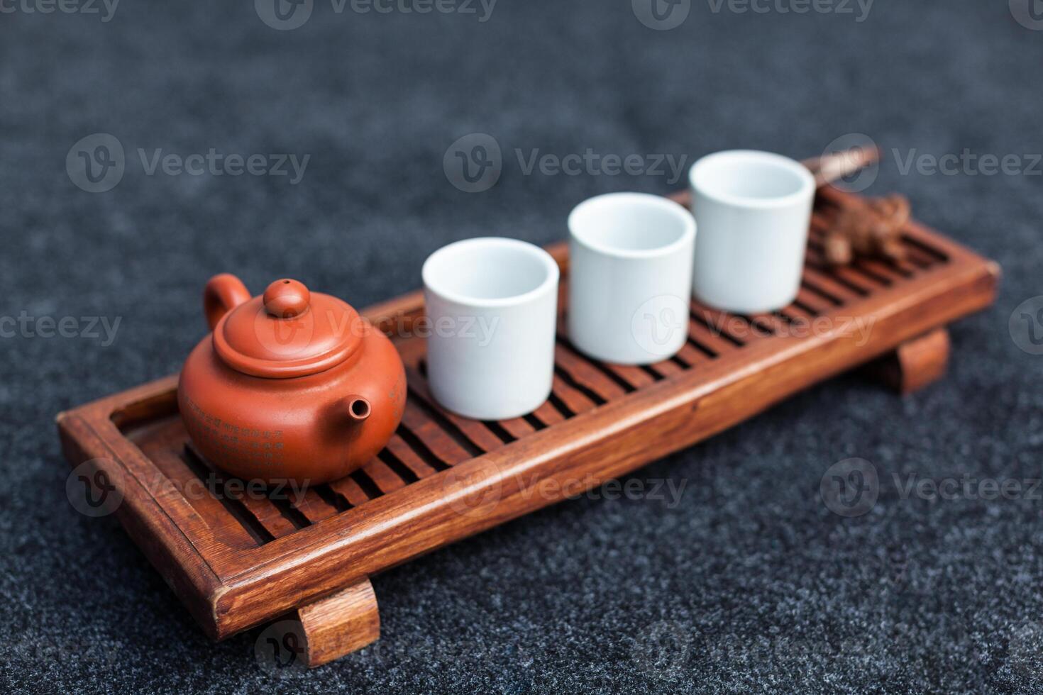 brassage chinois thé dans céramique gaiwan pendant le thé la cérémonie fermer. gaiwan et autre thé outils pour le la cérémonie photo