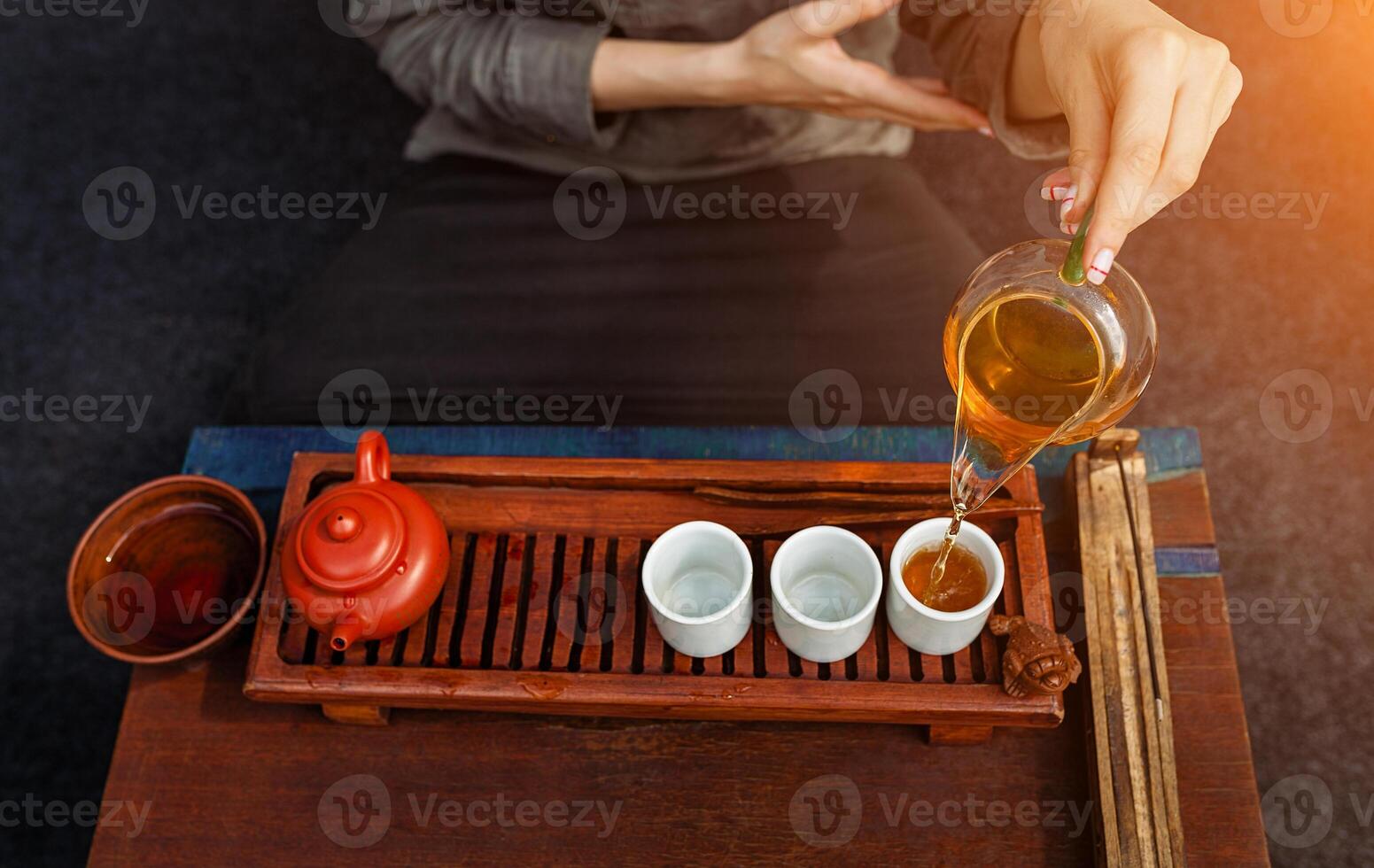 La cérémonie du thé chinoise est réalisée par un maître de thé en kimono photo