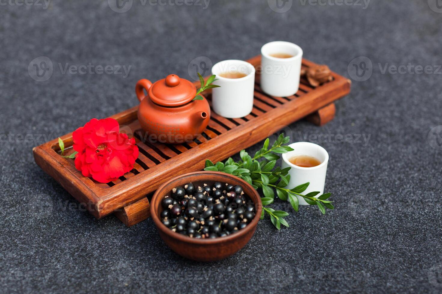 traditionnel chinois thé la cérémonie avec noir groseille, fruit thé et en bonne santé aliments. photo sans pour autant personnes. été Naturel vitamines et baies
