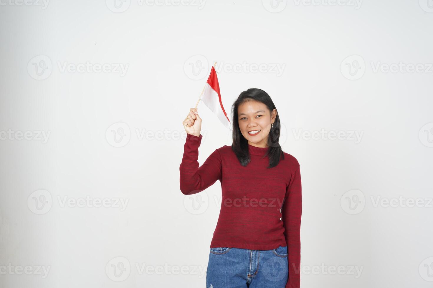 Jeune asiatique femme dans rouge T-shirt en portant indonésien drapeau, indépendance journée concept isolé sur blanc Contexte photo