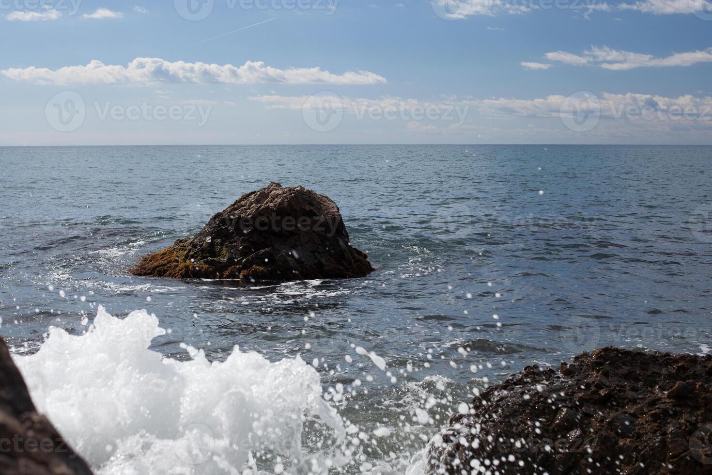 pierre dans le mer ou océan photo