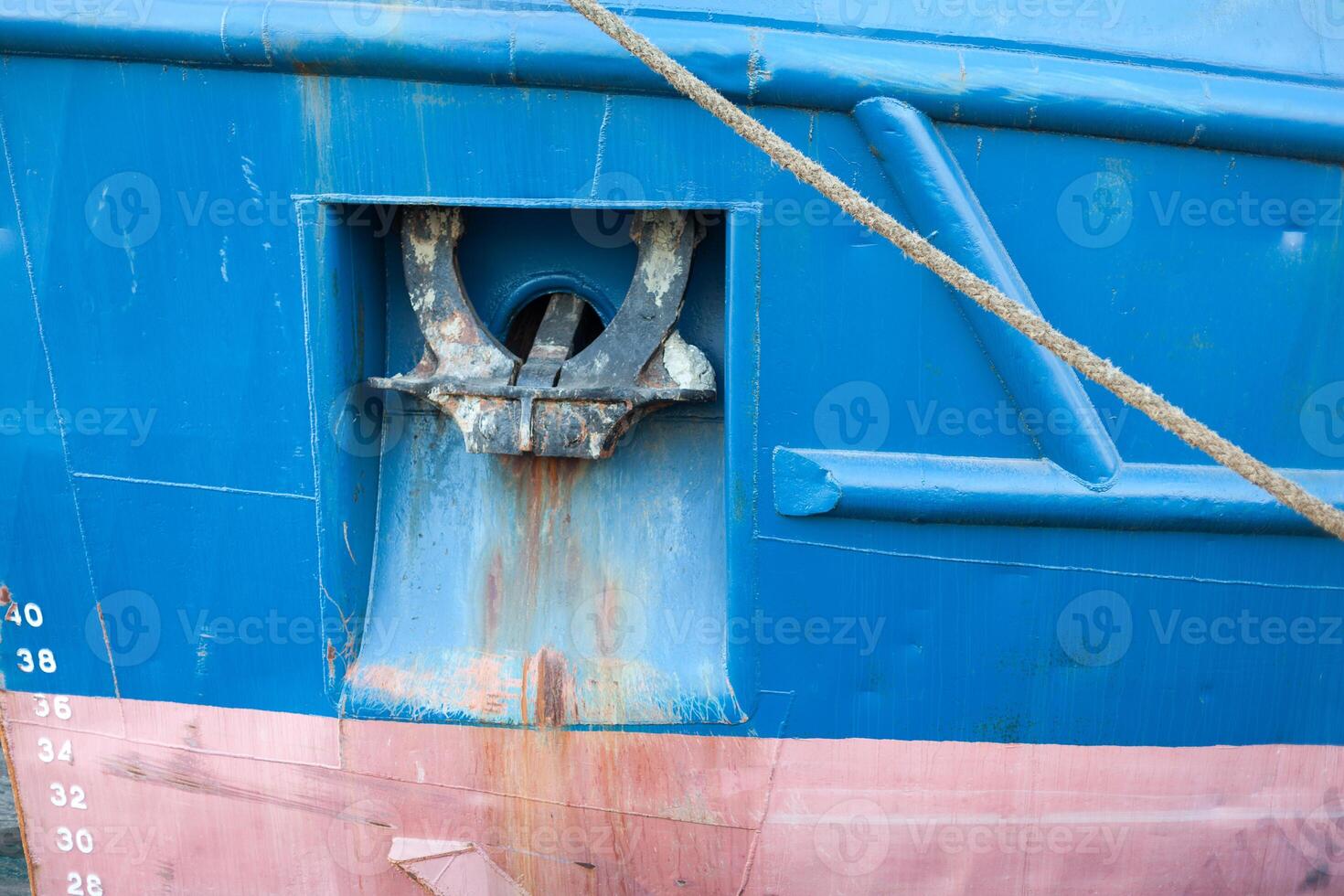 le fermer de le grand ancre de le traversier bateau photo