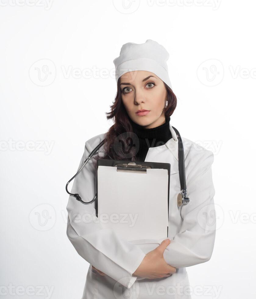 une femme dans une blanc manteau en portant une presse-papiers photo