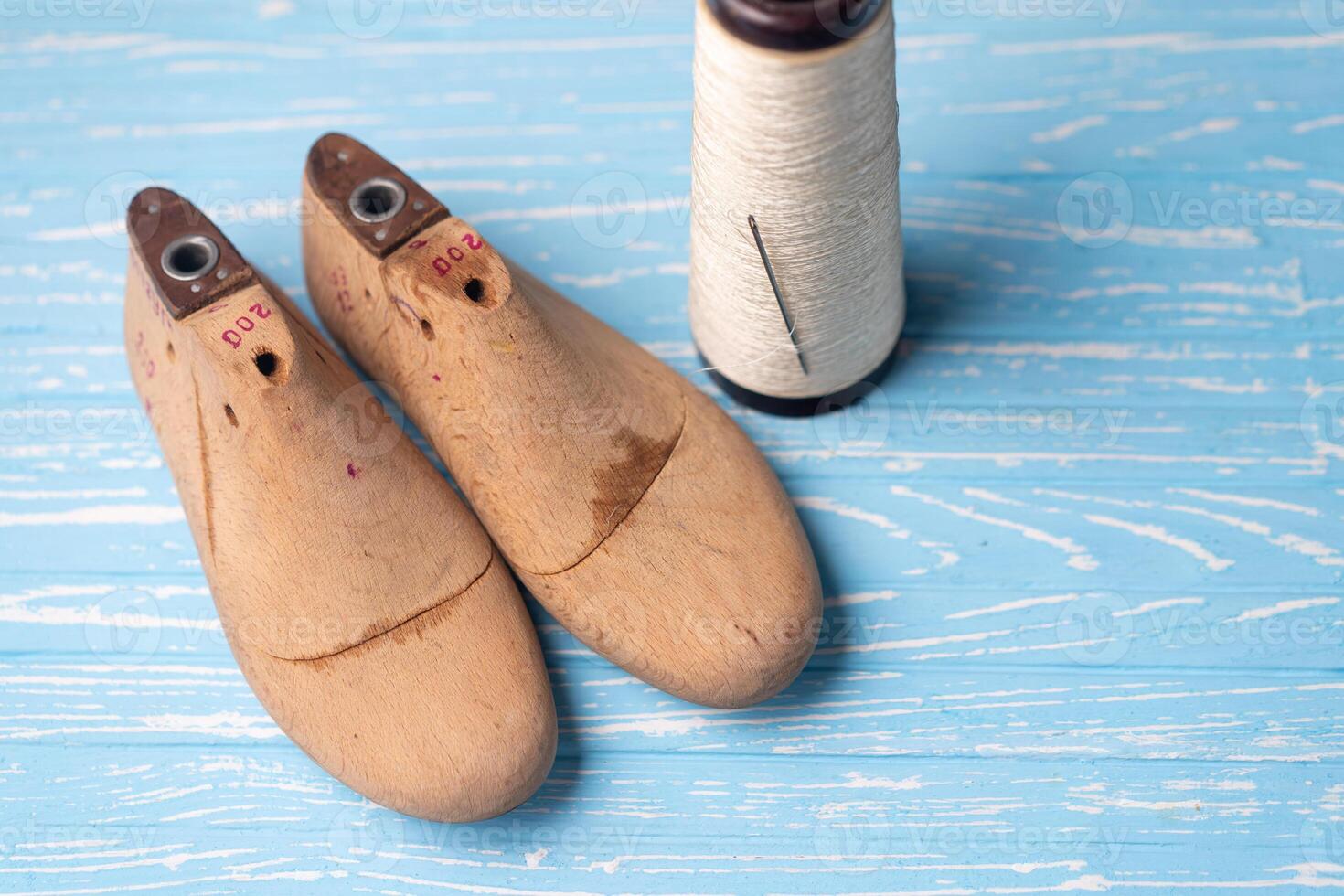 cuir échantillons pour des chaussures et en bois chaussure dernier sur bleu en bois tableau. photo