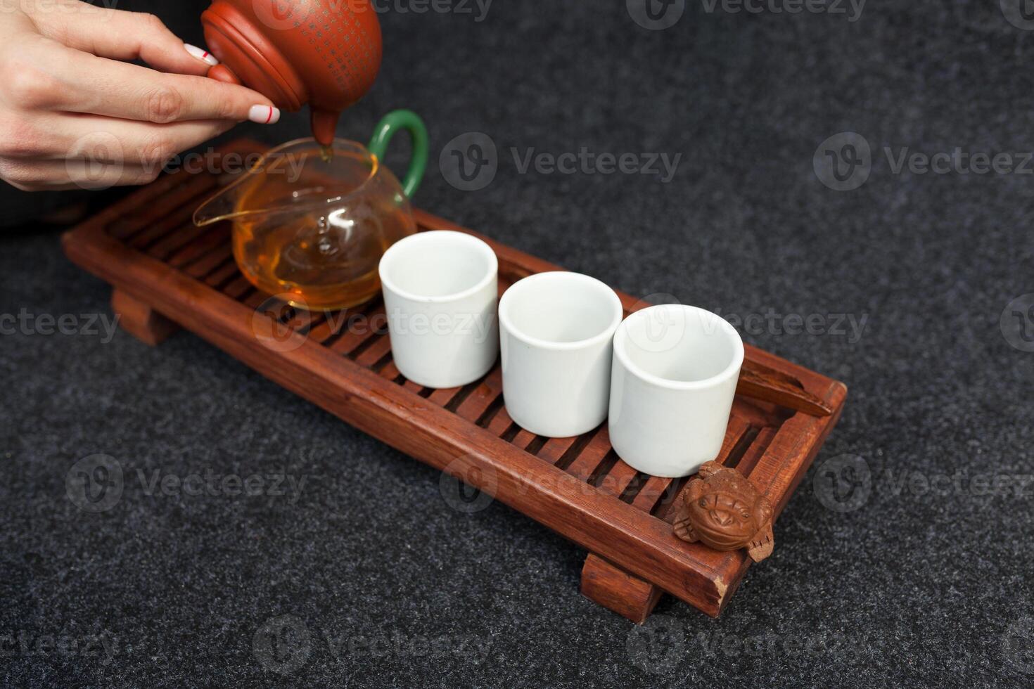 brassage chinois thé dans céramique gaiwan pendant le thé la cérémonie fermer. gaiwan et autre thé outils pour le la cérémonie photo