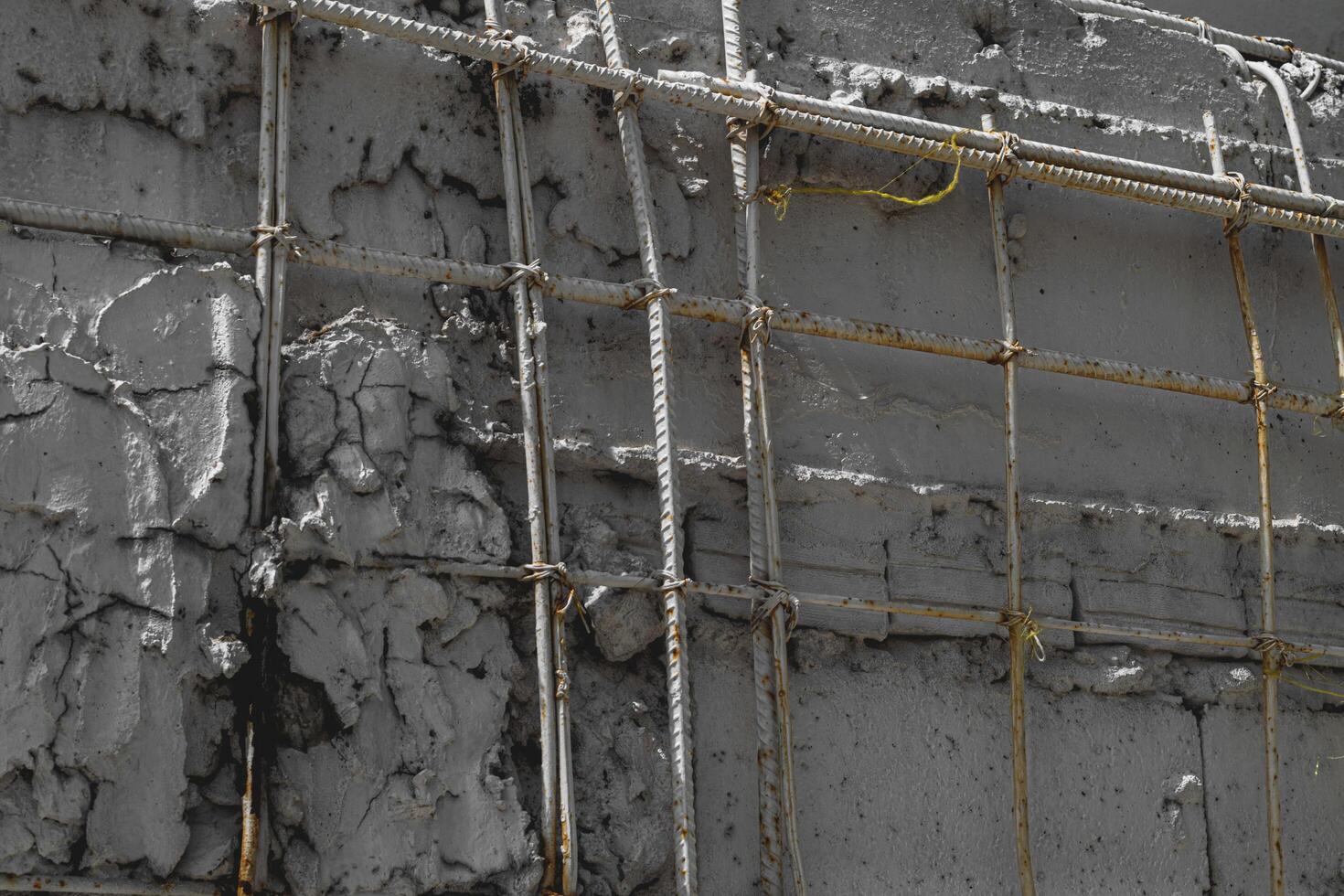 fissure de mur construction avec acier bar. photo