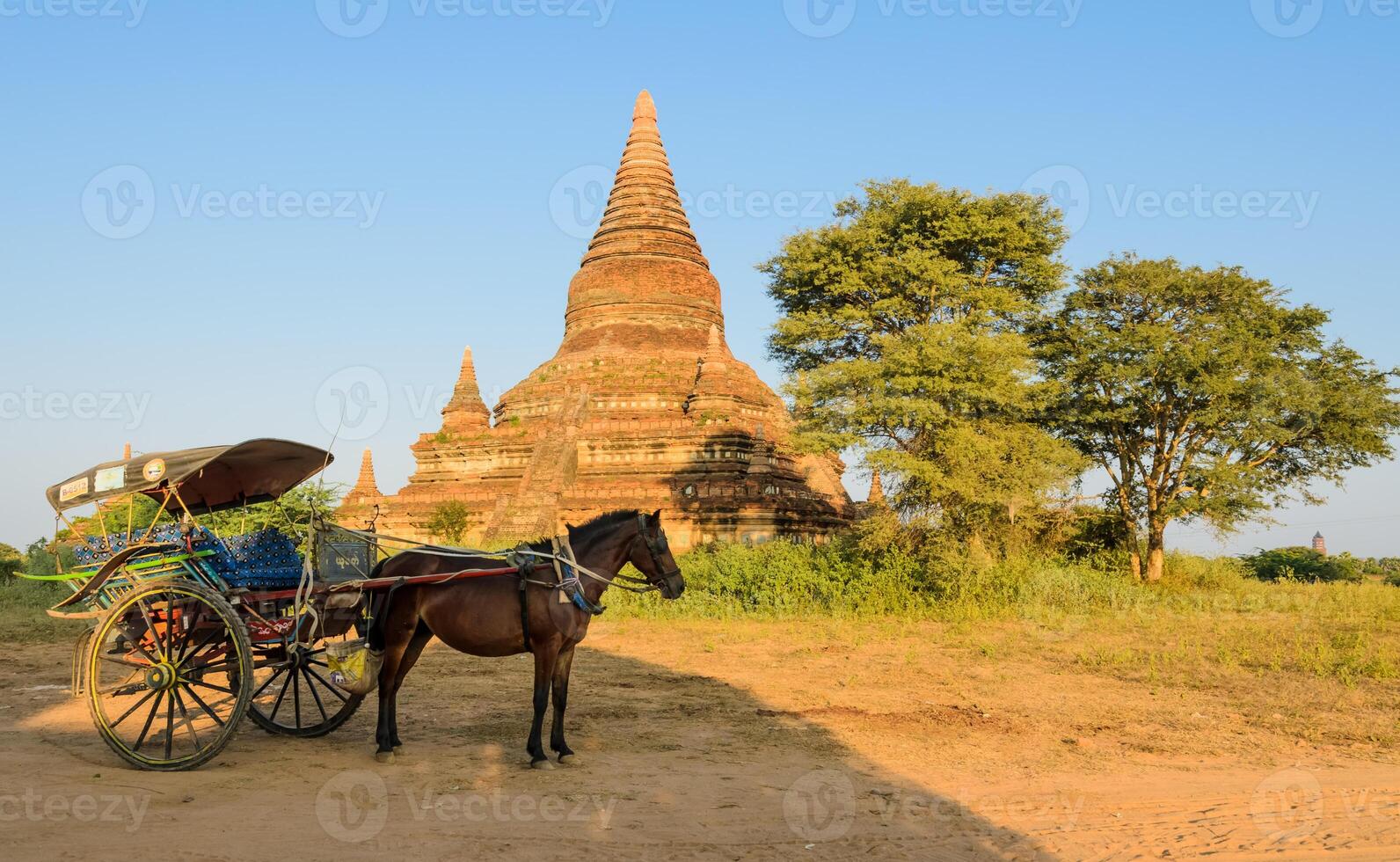ancien pagode dans bagan, myanmar photo