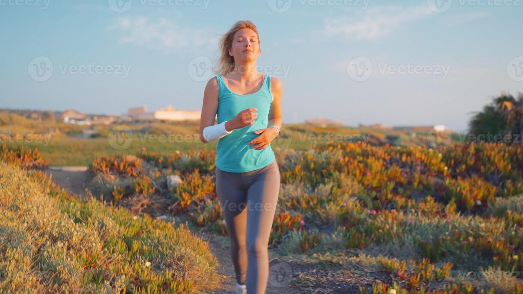 coureur femme fonctionnement dans le ensoleillé chemin route près océan. sportive Matin le jogging entraînement. en bonne santé mode de vie. conscient courir photo