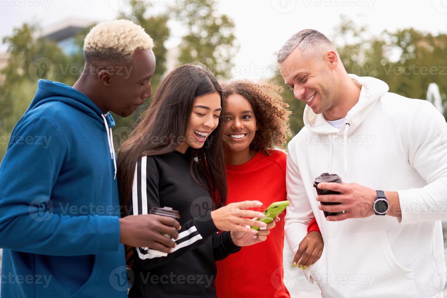 Multi-éthnique groupe gens adolescent amis. Afro-américain, asiatique, caucasien étudiant dépenses temps ensemble multiracial relation amicale photo