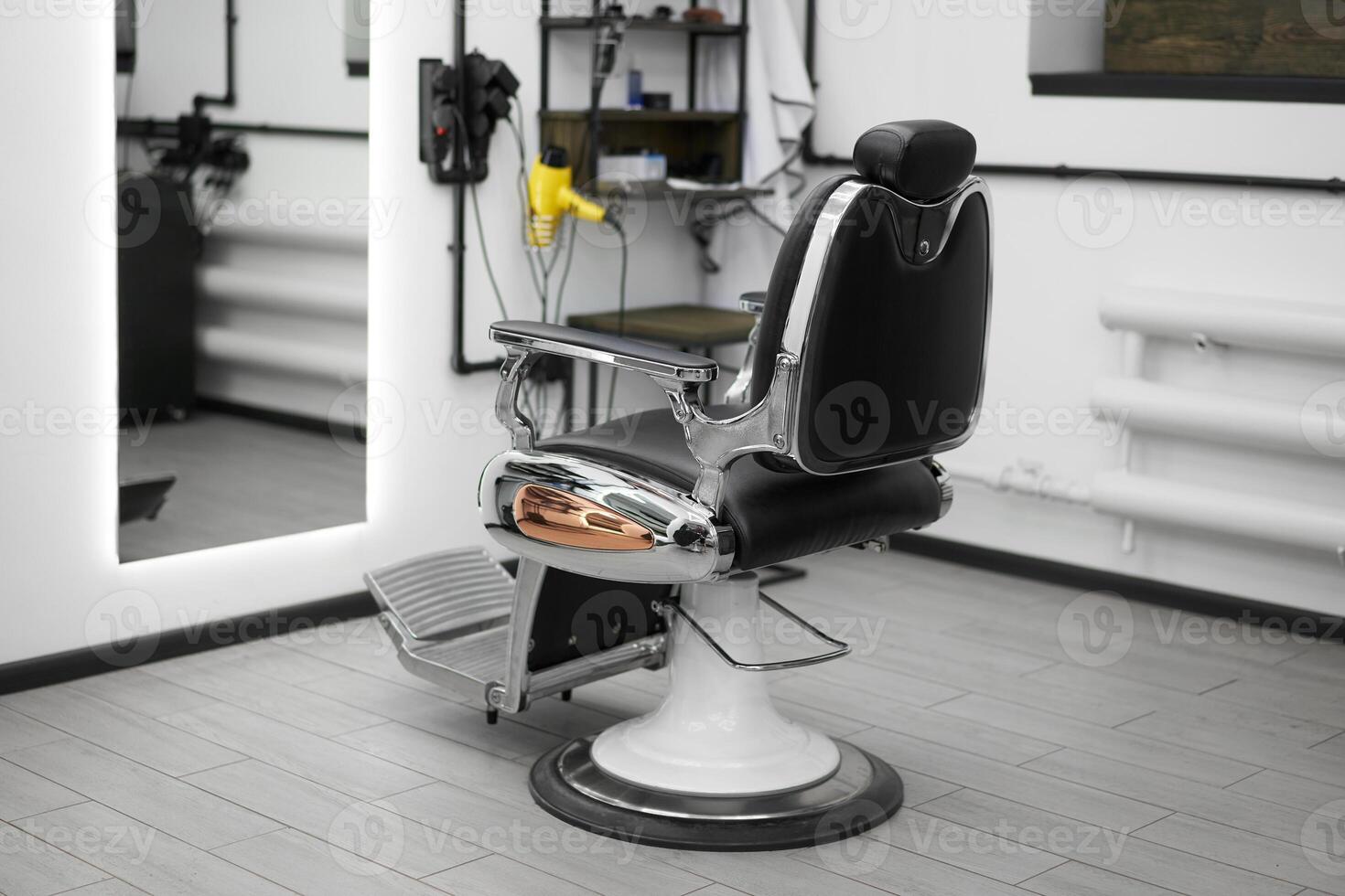 classique ancien coiffeur chaise des stands contraire miroir élégant blanc coiffeur magasin intérieur. photo