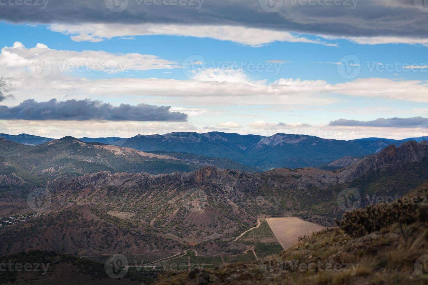 Montagne de pointe avec verdure sur le ciel Contexte photo