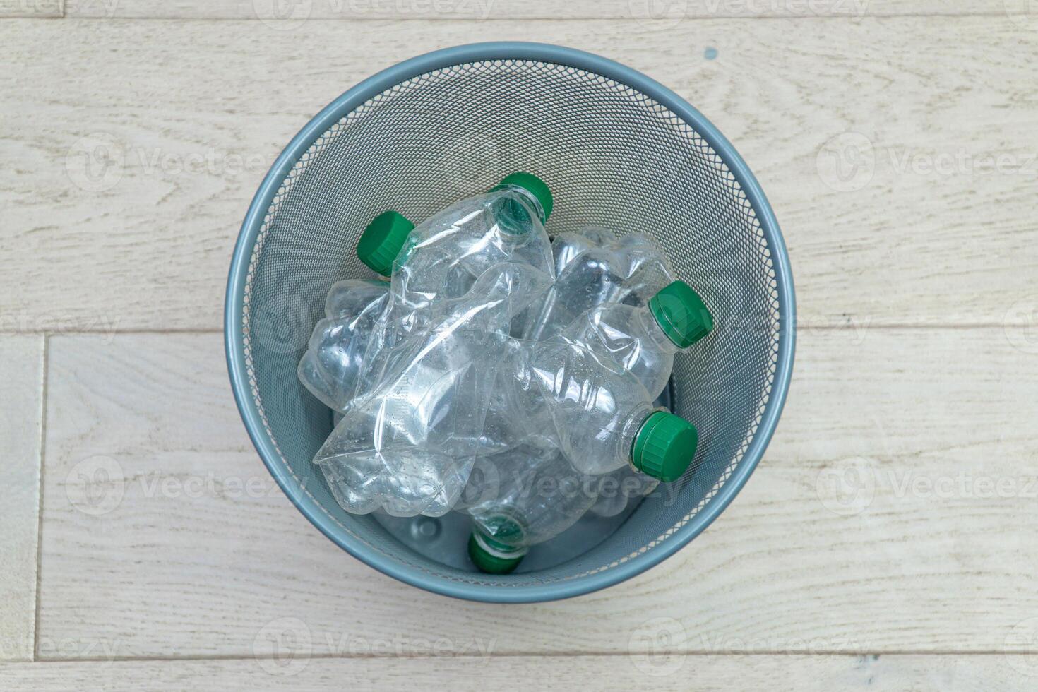 différent Plastique bouteilles dans le Bureau poubelle peut. écologie et recyclage de déchets de divers brut matériaux photo