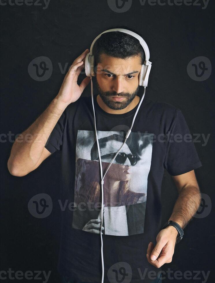 Jeune dj posant avec le sien écouteurs photo