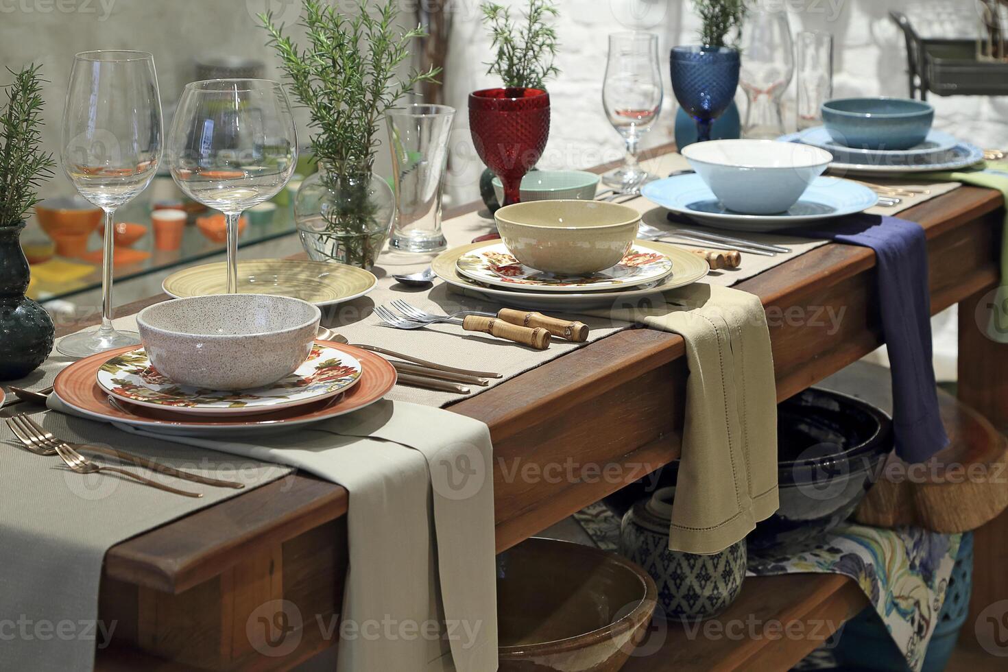 réglage en haut sophistiqué les tables avec divers les types de boules, assiettes et des lunettes photo