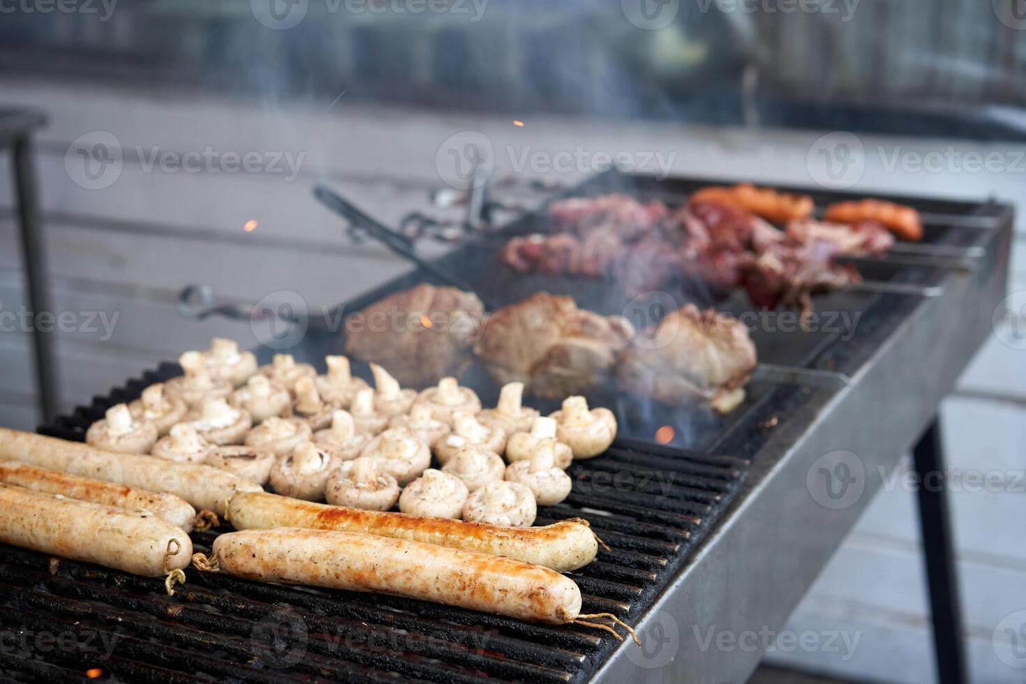 rue vendeur grillage assorti un barbecue Viande saucisses et légume photo