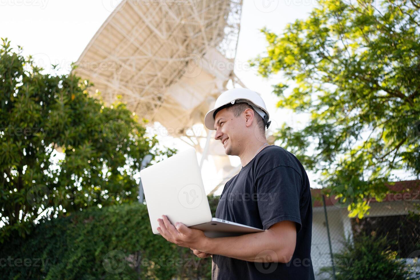 ingénieur à la recherche Terre basé astronomique radio télescope photo