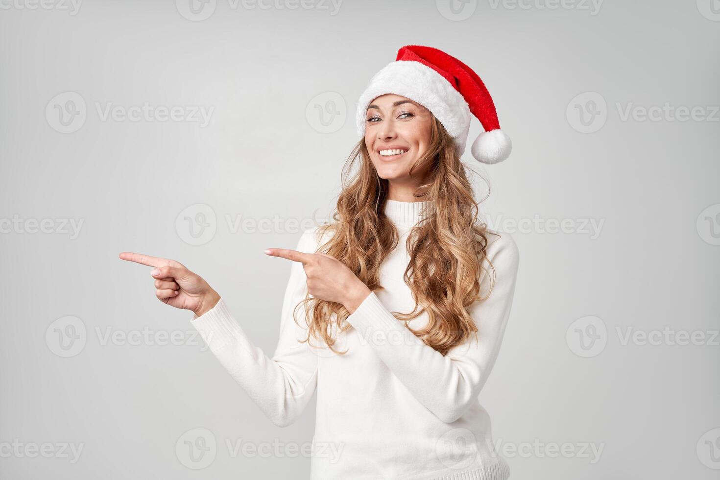 femme Noël Père Noël chapeau chandail blanc studio Contexte photo