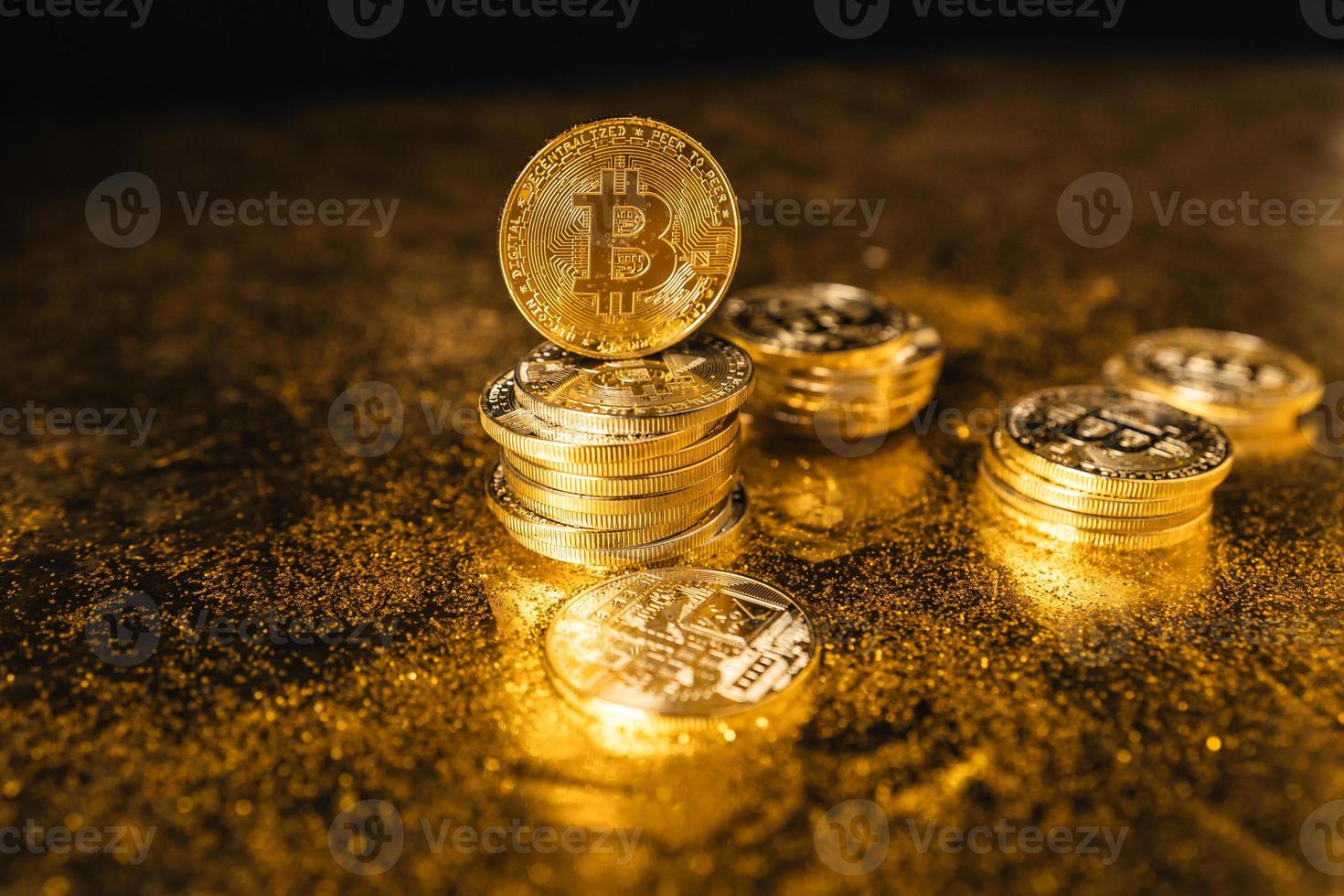 croissance du bitcoin, pièces de monnaie bitcoin empilées sur fond d'or noir photo