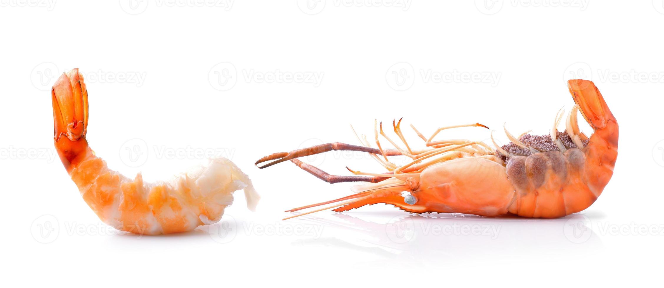 crevettes bouillies isolé sur fond blanc photo