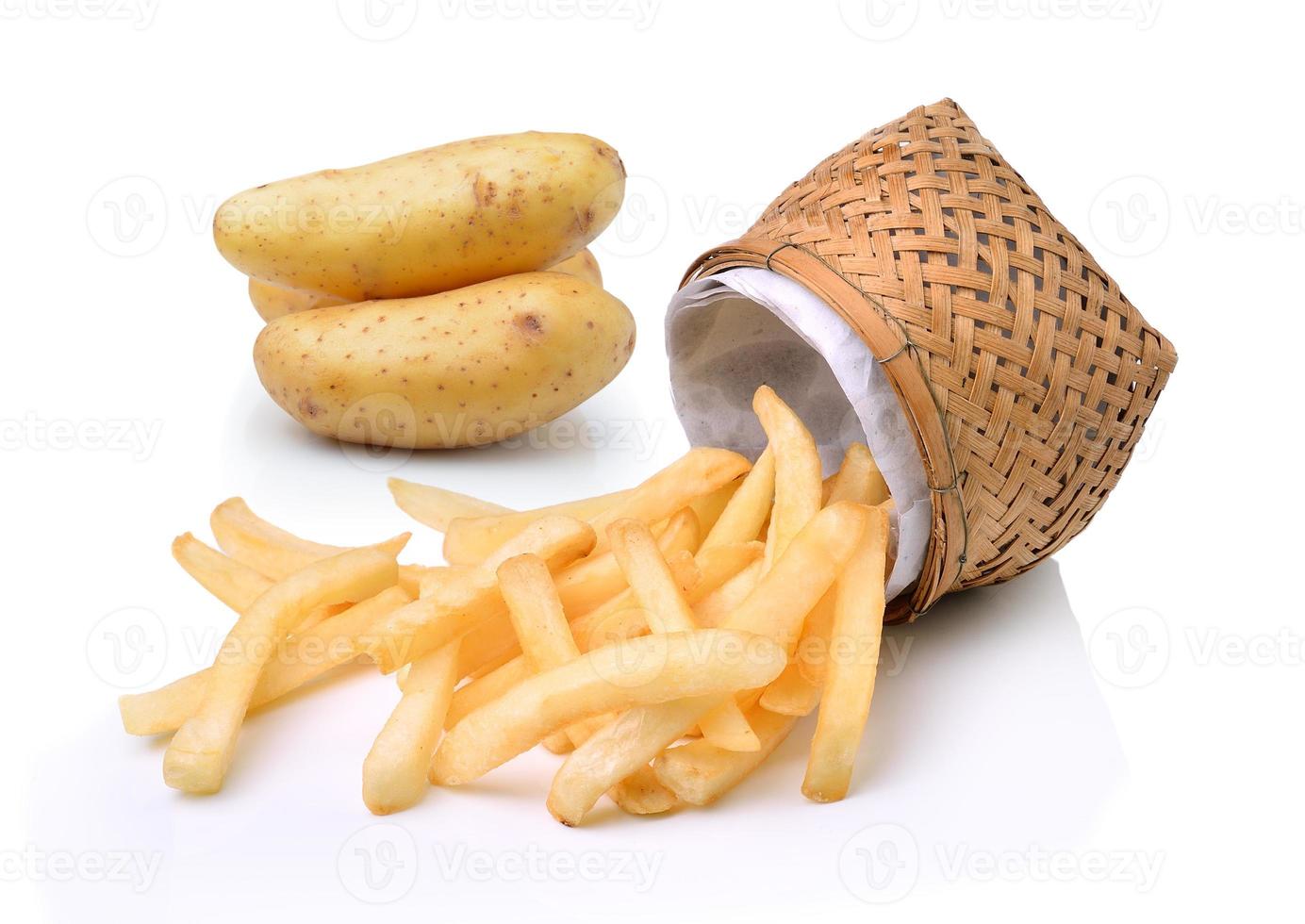 frites et pommes de terre sur fond blanc photo