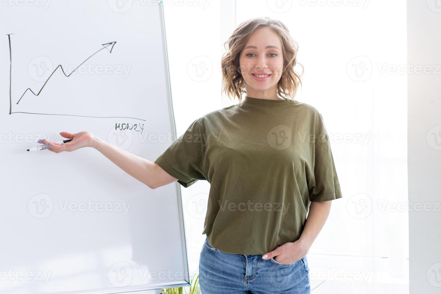 tableau à feuilles présentation dans le bureau, séminaire en ligne, réunion. Jeune affaires femme parle à le public photo