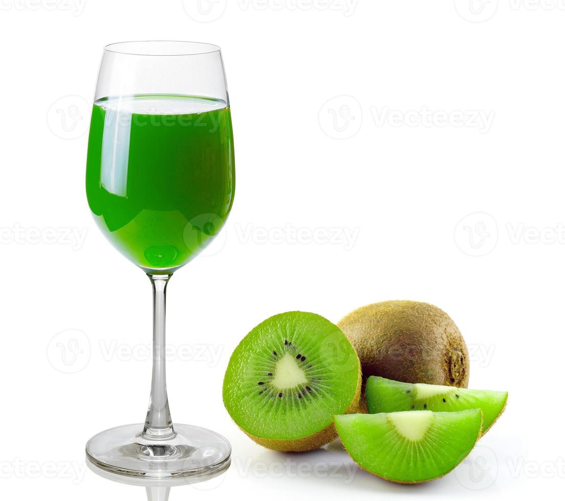 verre de jus de kiwi isolé sur blanc photo