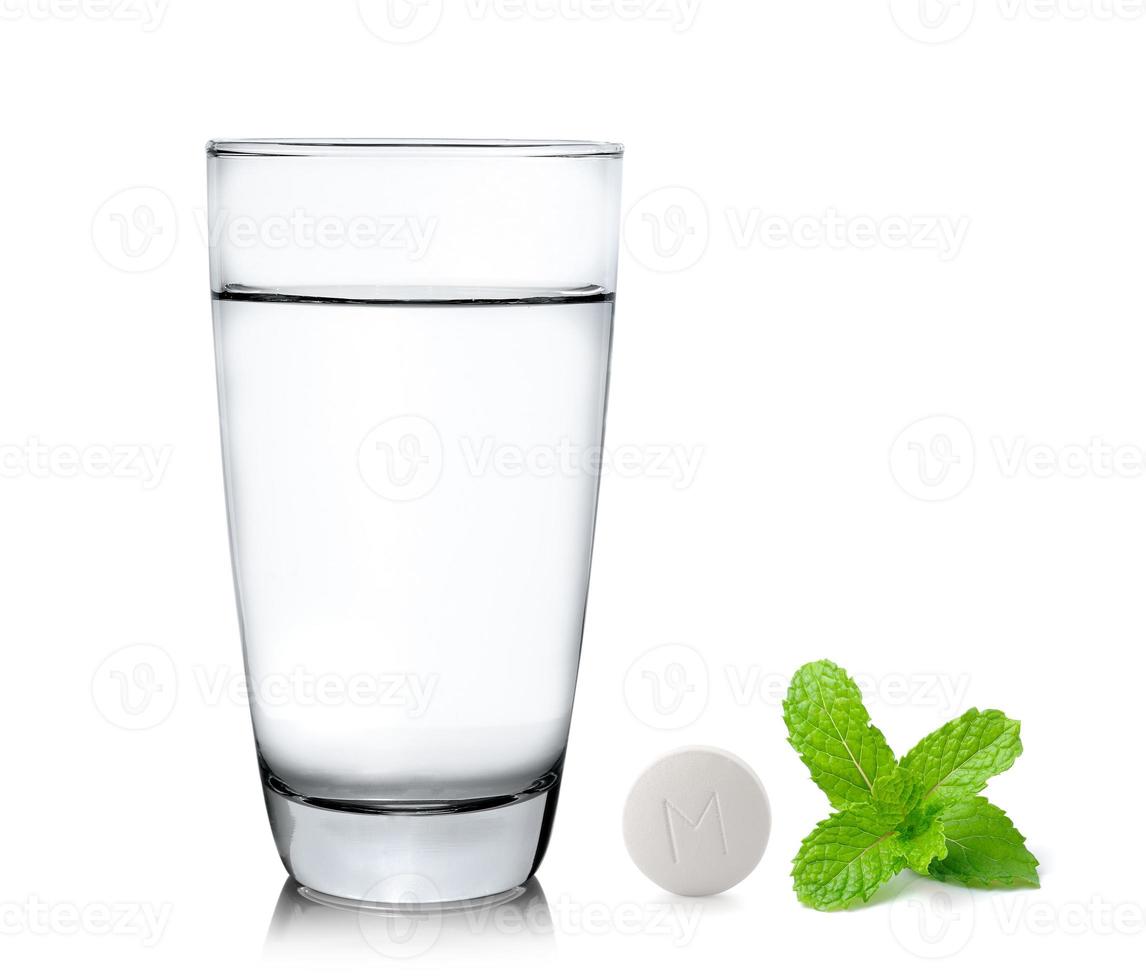 Verre de pilules d'eau et de menthe isolé sur fond blanc photo