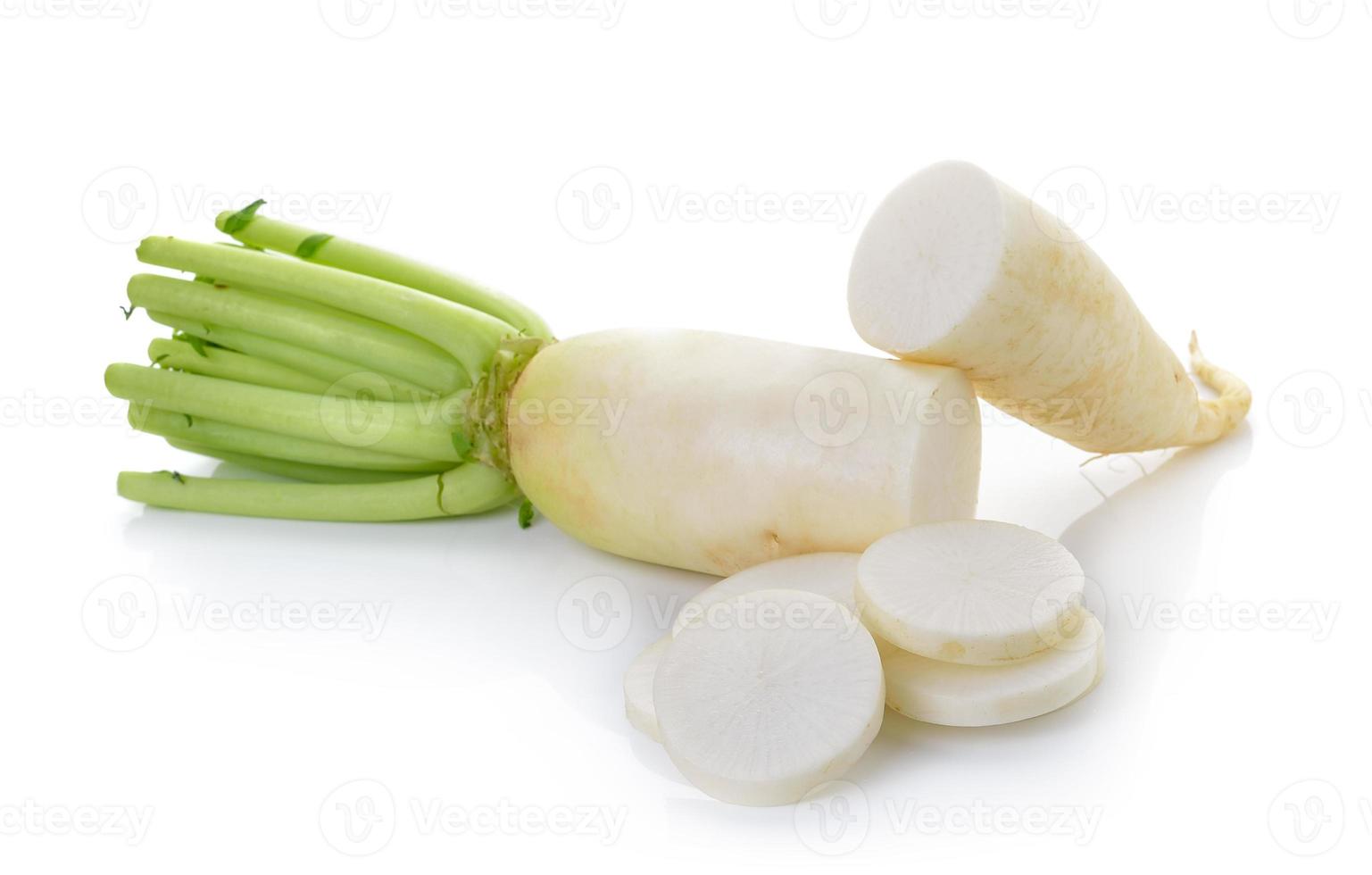 Radis daikon isolé sur fond blanc photo