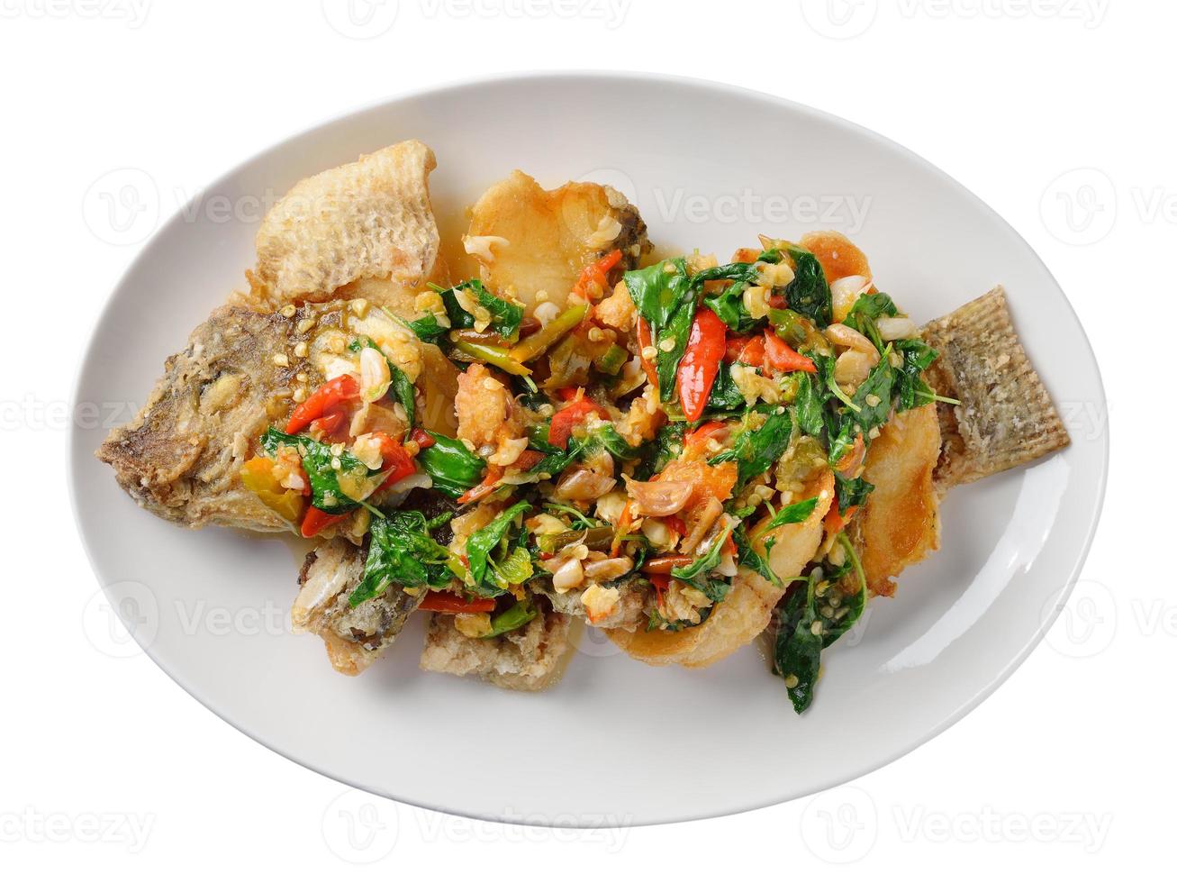poisson frit au piment et aux épices, cuisine thaïlandaise délicieuse photo