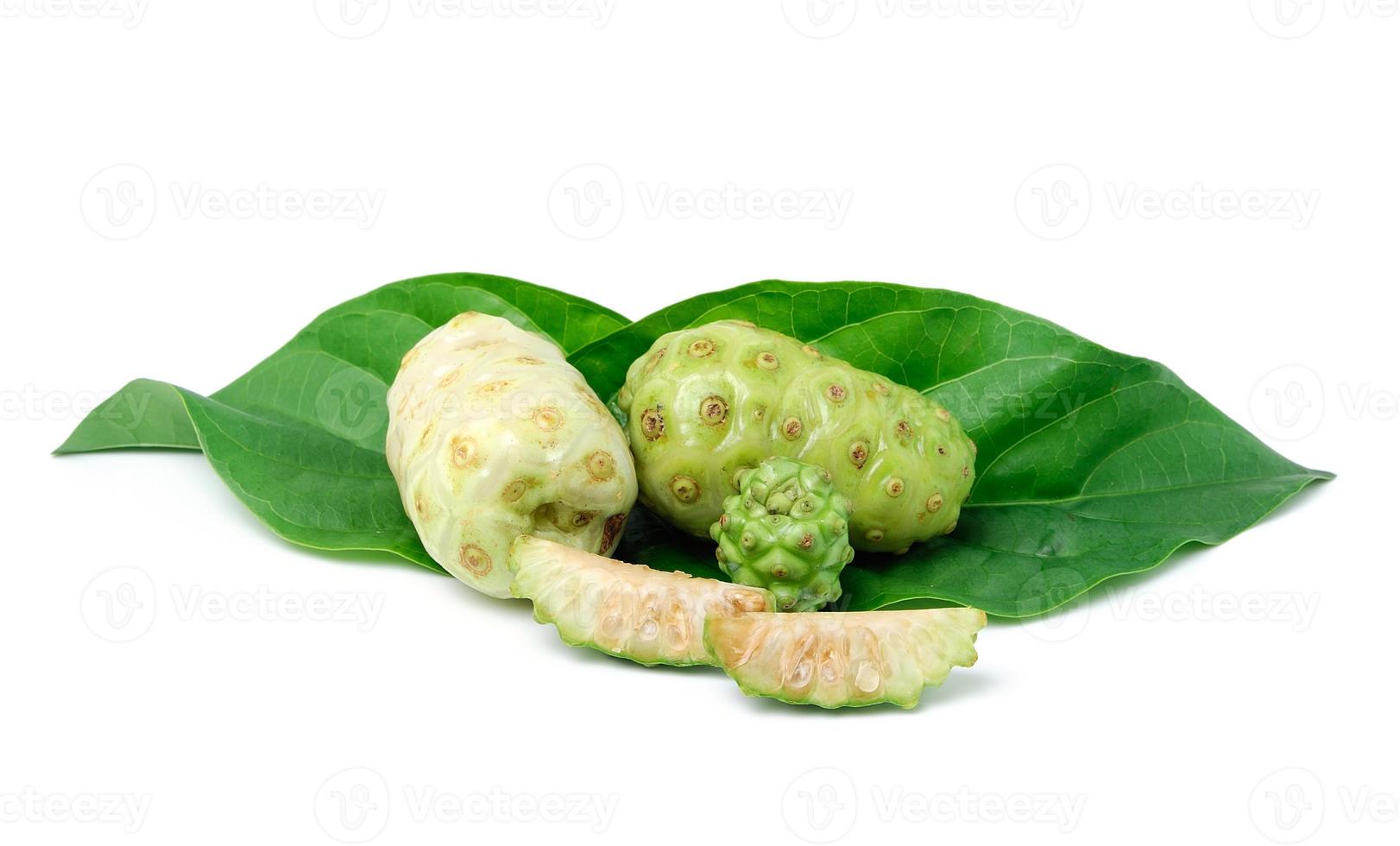 fruits exotiques - noni avec feuille sur fond blanc photo