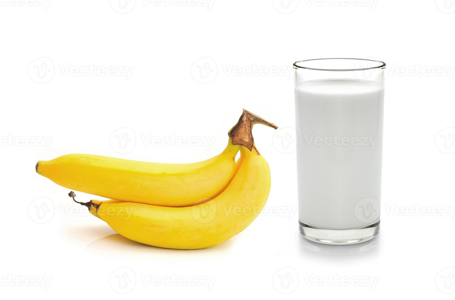 verre de lait à la banane sur fond blanc photo