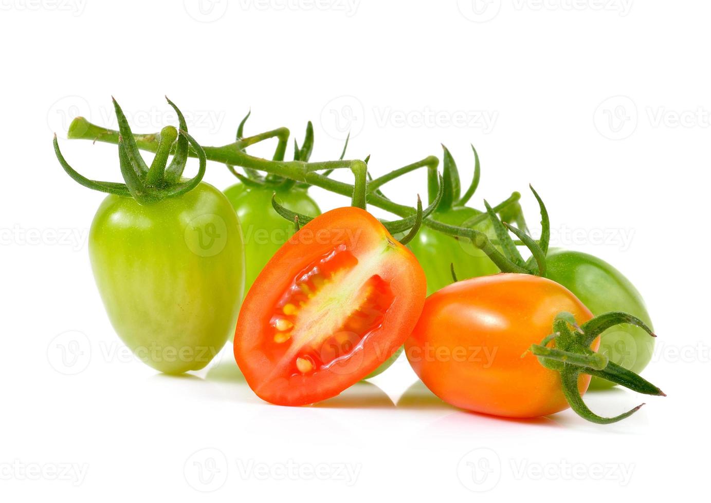 tomates cerises rouges isolés sur fond blanc photo